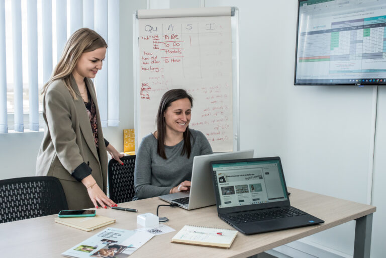 Deux intervenants CP Formation en salle de réunion